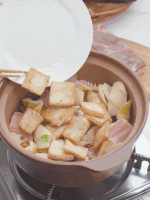 依次下春筍、豆腐，開水沒過食材。