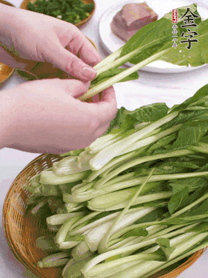 小青菜掰成一片片。