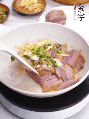 咸肉入鍋里煎至微金黃，下蔥姜蒜，撒幾顆花椒。