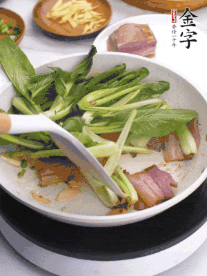 下小青菜翻炒，菜梆子變軟時(shí)，撒一點(diǎn)鹽、雞精調(diào)味。