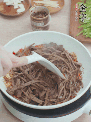 下茶樹菇煸炒4分鐘。