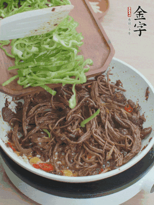 水分煸干，下青椒絲快炒1分鐘。