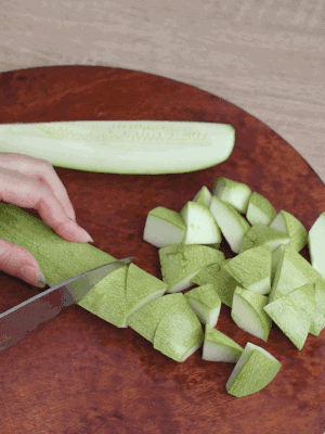 西葫蘆去籽縱向切成4份，斜切成厚片。