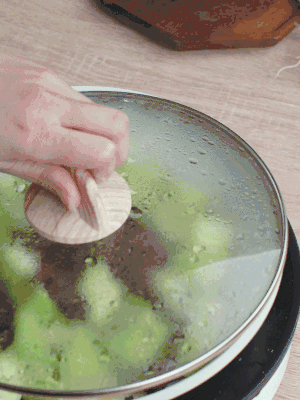 西葫蘆略出水時，加一小撮鹽調(diào)味。