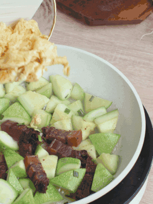 雞蛋一起翻炒。