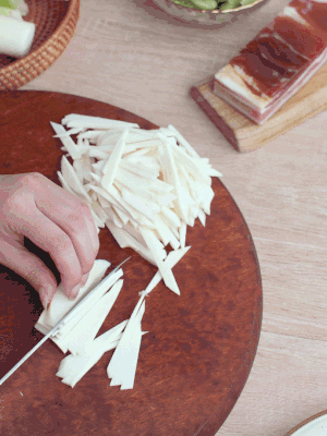 茭白切細(xì)絲，鹽水中浸泡防止氧化。