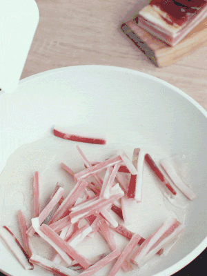 熱鍋涼油，下咸肉絲煸至出油。