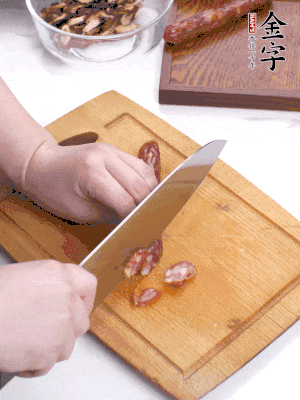 干香菇泡發(fā)切片，金字香腸切片，春筍切大粒。