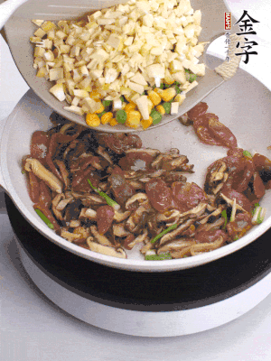 鍋里熱油，爆香蔥白，下香腸片炒至微微出油，加時(shí)蔬粒、香菇粒、春筍粒翻炒均勻。