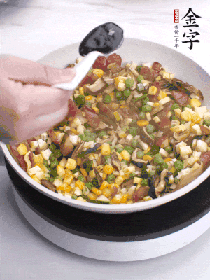 加2勺生抽、1勺蠔油、半勺老抽調(diào)味。