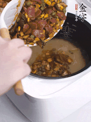 鋪在洗好的大米上，加清水，與食材持平。