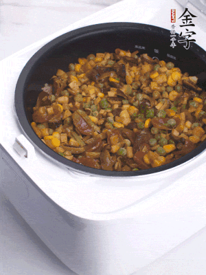 電飯煲按煮飯鍵，出鍋撒蔥花。