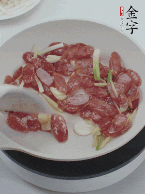 熱鍋爆香姜蒜片，下香腸炒出香味。