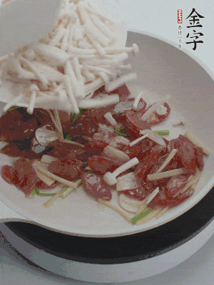 放白玉菇、青紅辣椒、雞蛋。