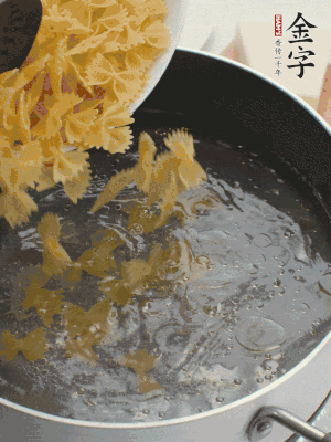 蝴蝶面加橄欖油煮熟；豌豆焯水30秒。