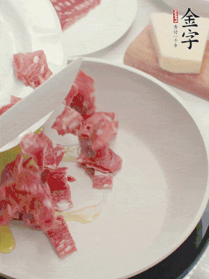 橄欖油煸香金字培根火腿。依次下豌豆、蝴蝶面、洋蔥。