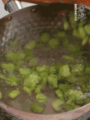 鍋中水沸，放一撮鹽，下蠶豆豆瓣焯3分鐘，下百合，3秒撈出，一起撈出瀝水。