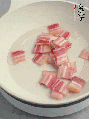 鍋中少許油，金字淡咸肉煸香。