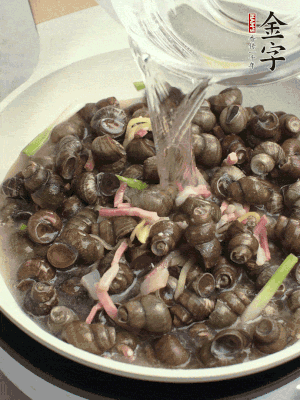 倒處理干凈的螺螄翻炒，加3勺料酒。加清水蓋過螺螄，中火蓋蓋煮5分鐘。