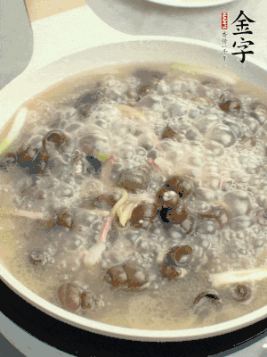 放辣椒，加一點(diǎn)鹽、糖，大火翻炒。