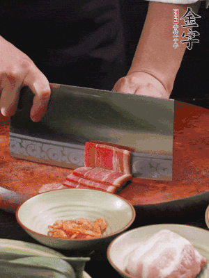 金字火腿上方切薄片，鮮五花肉切薄片。