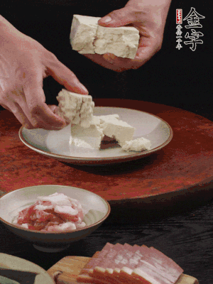 一塊老豆腐掰成大塊。