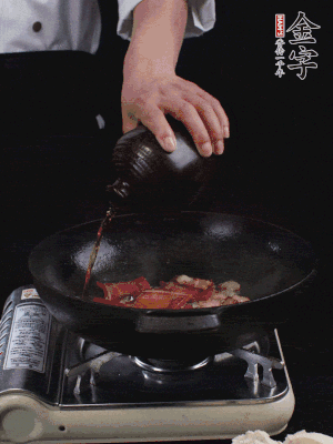再下火腿片，淋少許黃酒添香。