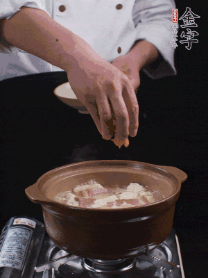 下蝦仁干，煮5分鐘。撒蒜葉，煮1分鐘。