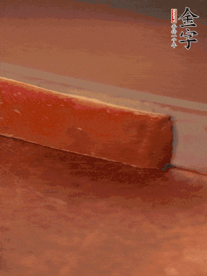 金字火腿上方去皮切薄片。