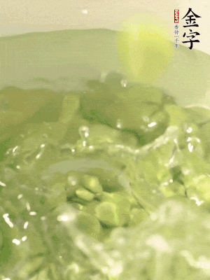新鮮蠶豆熱水焯水30秒，然后浸入涼水。