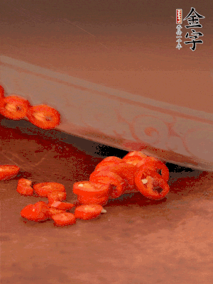 小米辣切圈，大蒜切片。