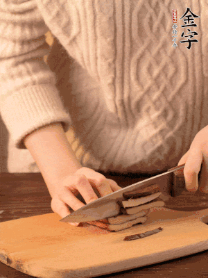 金字淡咸肉、香干分別切丁。