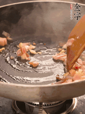 熱油爆香大蒜粒，煸香咸肉丁，淋一勺黃酒調(diào)味。