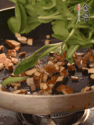 再放香干煸炒，最后放馬蘭頭翻炒至變軟。