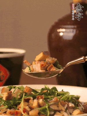 出鍋前嘗味，味淡加點(diǎn)鹽。