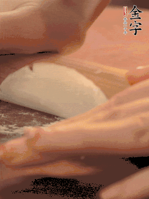 餃子皮邊緣搟薄，整體搟成1.5倍大小。