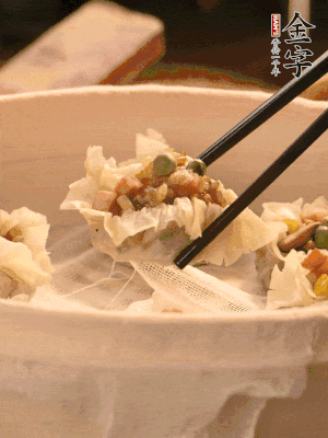 包好的燒賣(mài)放在蒸籠上，水開(kāi)后蒸8分鐘左右。