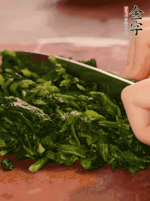 洗凈的菠菜加鹽焯水，撈出晾涼后攥干切碎。胡蘿卜切細絲。金字烤腸切園片。