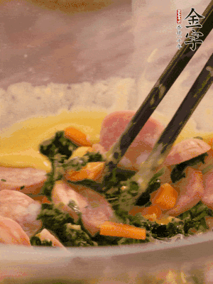 雞蛋、面粉、玉米油攪拌到無顆粒狀態(tài)。再加入菠菜、胡蘿卜、烤腸。少許鹽調(diào)味。