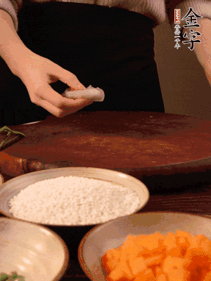 胡蘿卜去皮切丁。蝦仁切小塊。糯米提前浸泡半天。