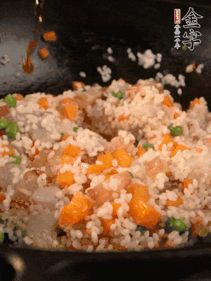 加入糯米翻炒均勻。最后加入蝦仁，用1勺料酒、1勺生抽、1/2勺鹽調(diào)味。