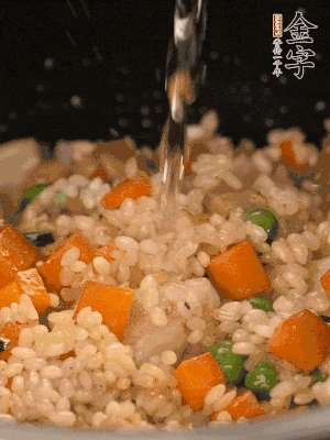 把食材轉(zhuǎn)移到電飯鍋中，倒入點(diǎn)清水，正常煮飯。