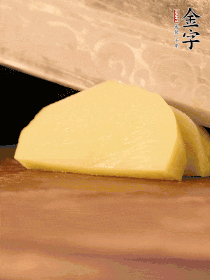 土豆去皮切丁。水開后，放入鍋中煮2-3分鐘，撈出瀝干水分。