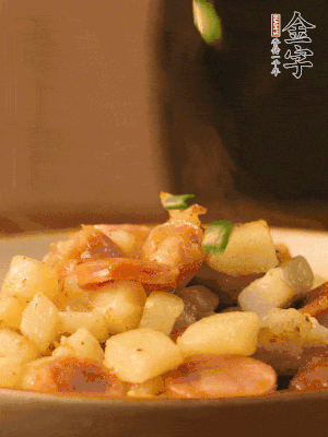 翻炒均勻，撒上蔥花后即可。