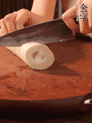 春筍去殼切滾刀塊，焯水備用。