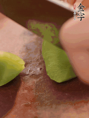 萵筍切滾刀塊。