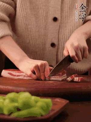 金字淡咸肉切片，冷水入鍋，加姜片、料酒略焯水。同步，五花肉切塊焯水。
