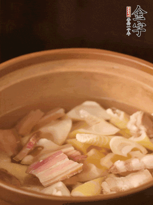 春筍、咸肉、咸肉一起入砂鍋，加姜片、料酒、清水大火煮沸到湯色變白。轉(zhuǎn)小火慢篤半小時。