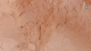 糯米粉中加入溫水，反復(fù)揉成團(tuán)。