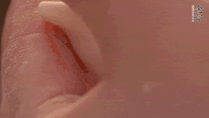 取一小團(tuán)面，用掌心搓成小球狀，從小球中心捏窩，放入餡料，封口后，留出小尾巴。